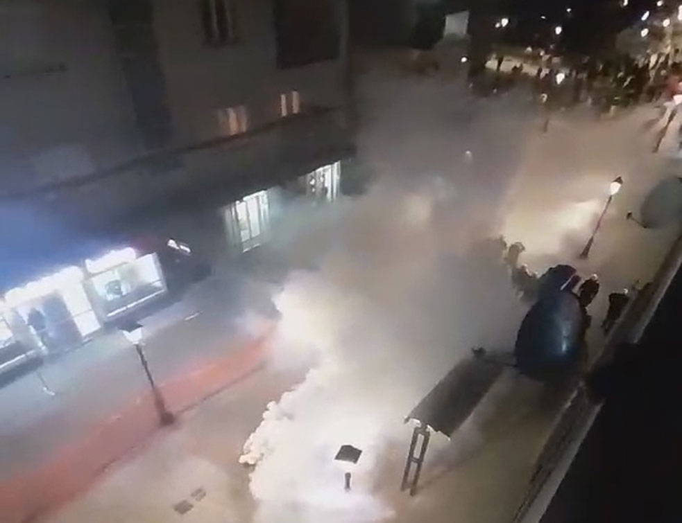 <span style='color:red;'><b>Pljevalj</b></span>ska policija suzavcem i na decu